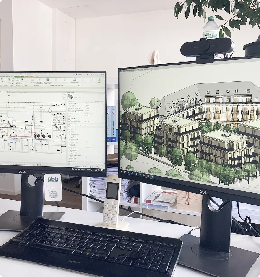BIM-Arbeitsplatz mit 3D-Gebäudemodell auf mehreren Bildschirmen