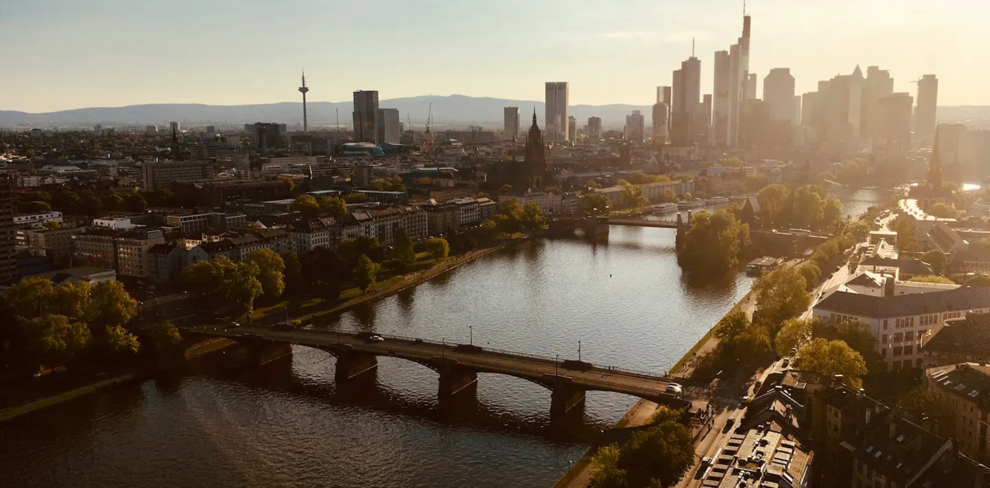 Skyline von Frankfurt am Main am Mainufer – Einzugsgebiet Rhein-Main