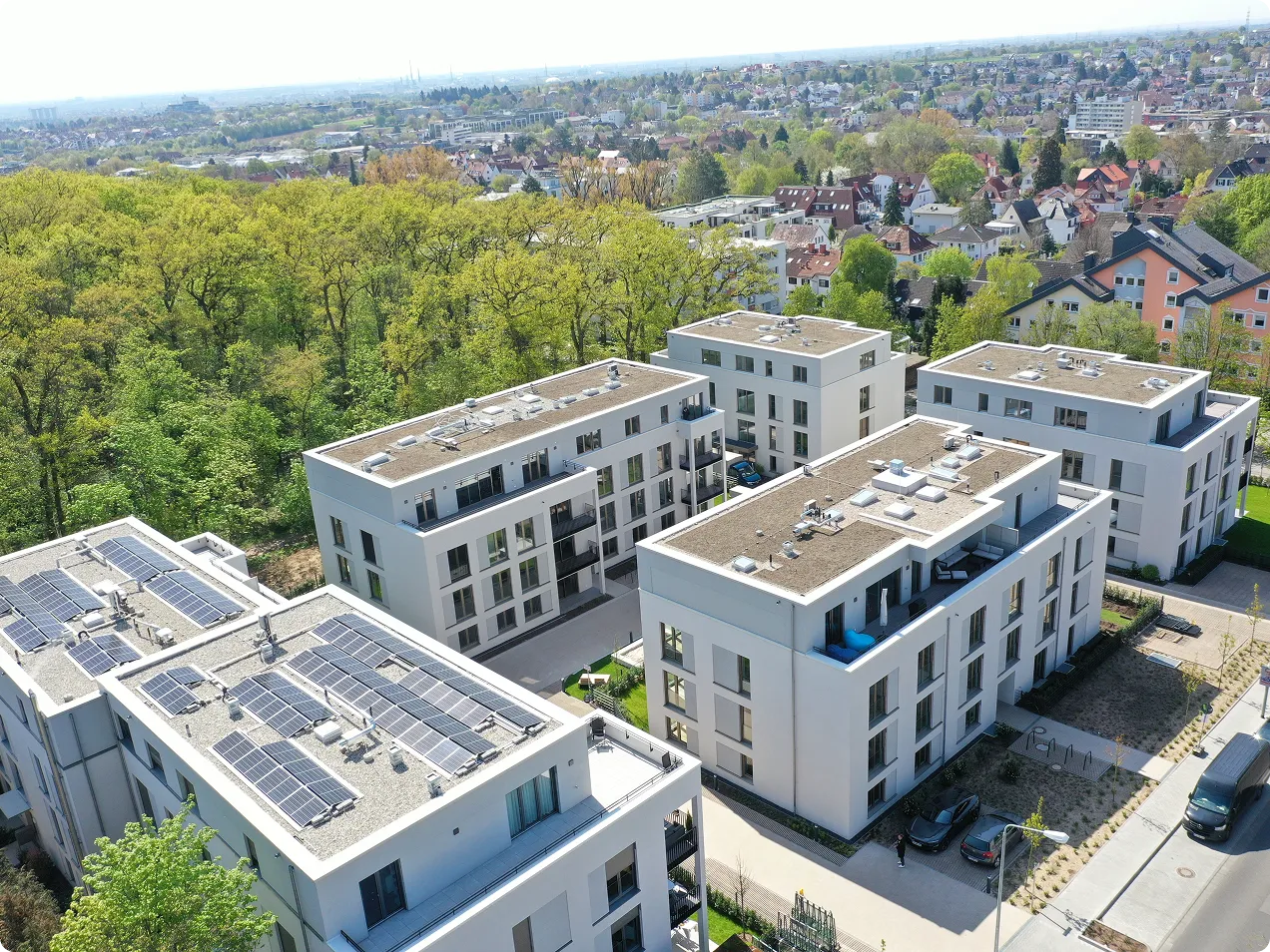 Luftaufnahme einer Wohnanlage mit Photovoltaik im Rhein-Main-Gebiet