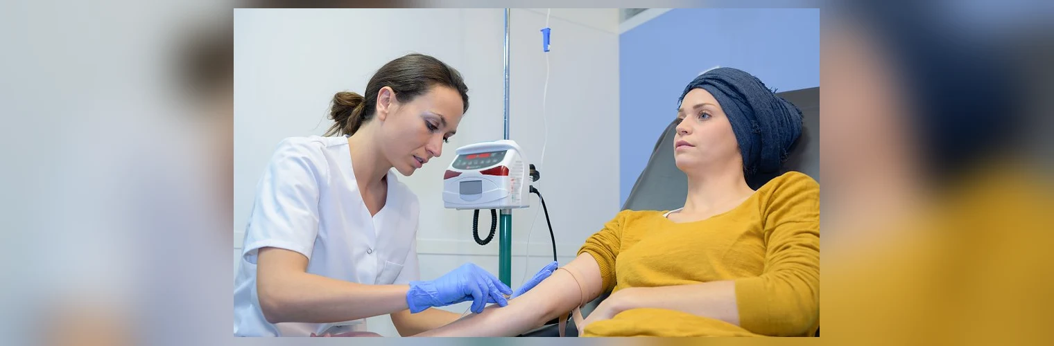 Pacjentka onkologiczna w chuście podczas wlewu dożylnego, opieka hepatologiczna nad pacjentem onkologicznym.