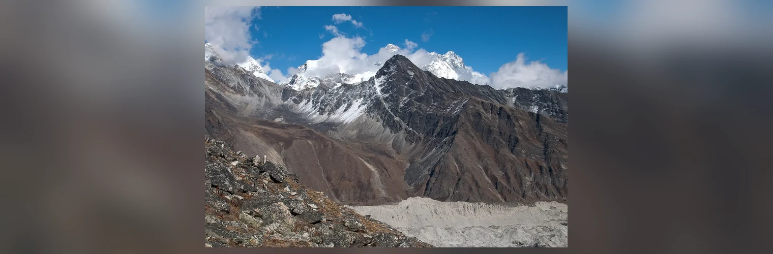 Szczyt Mount Everest widziany z Gokyo Ri w Himalajach, Nepal