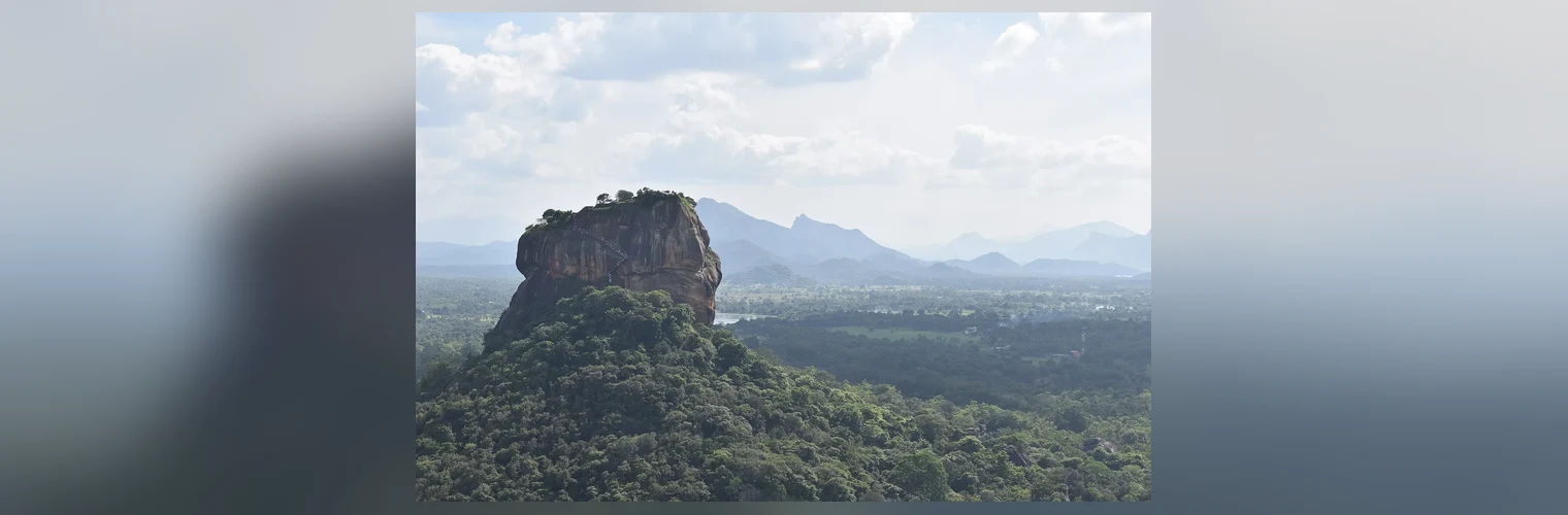 Skalna twierdza Sigiriya widziana ze skały Pidurangala, Sri Lanka