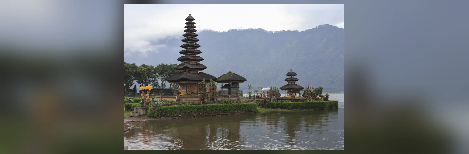 Świątynia Pura Ulun Danu Bratan nad jeziorem Bratan, Bali, Indonezja
