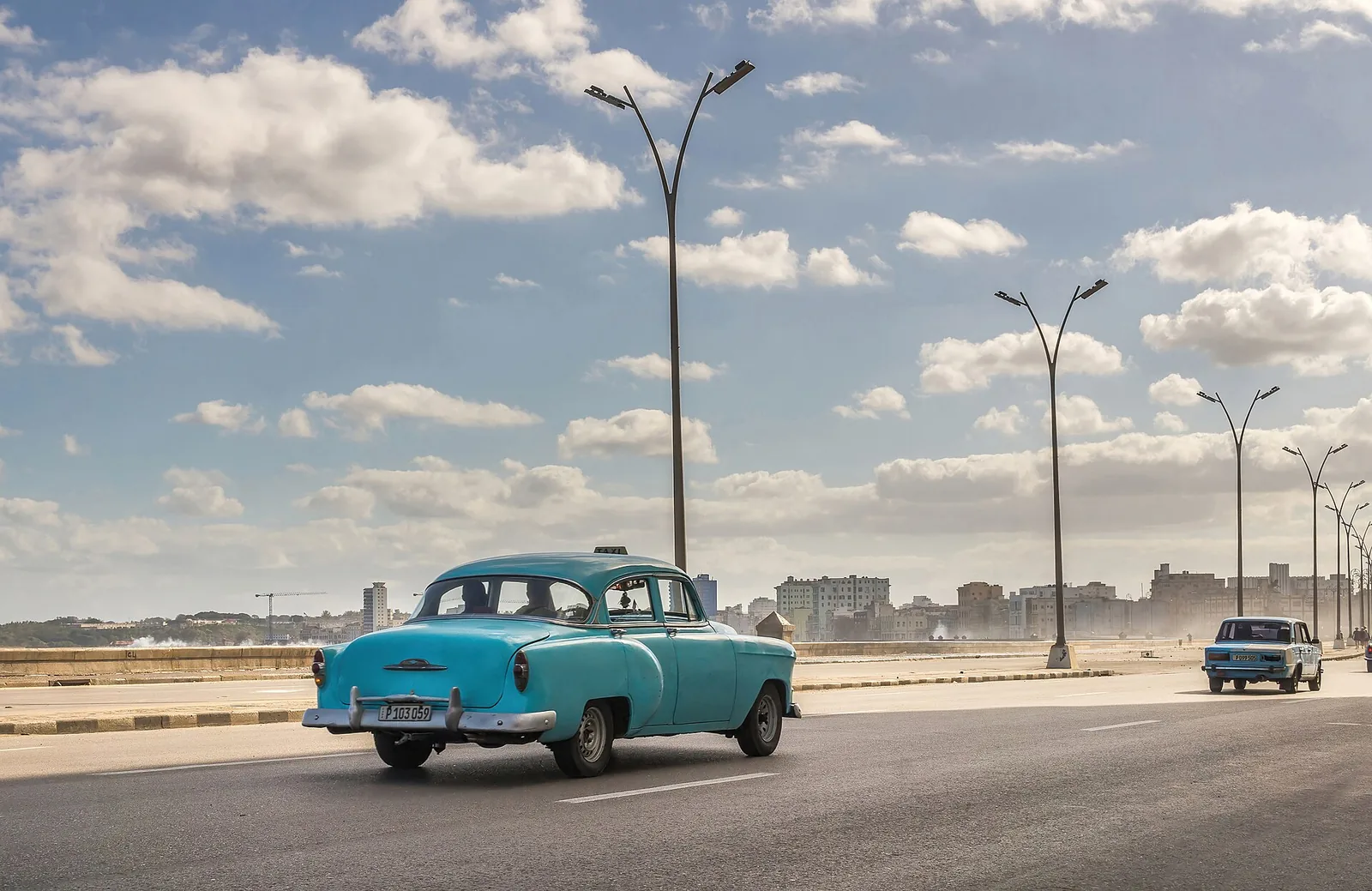 Nadmorska aleja Malecón w Hawanie z zabytkowym samochodem, Kuba