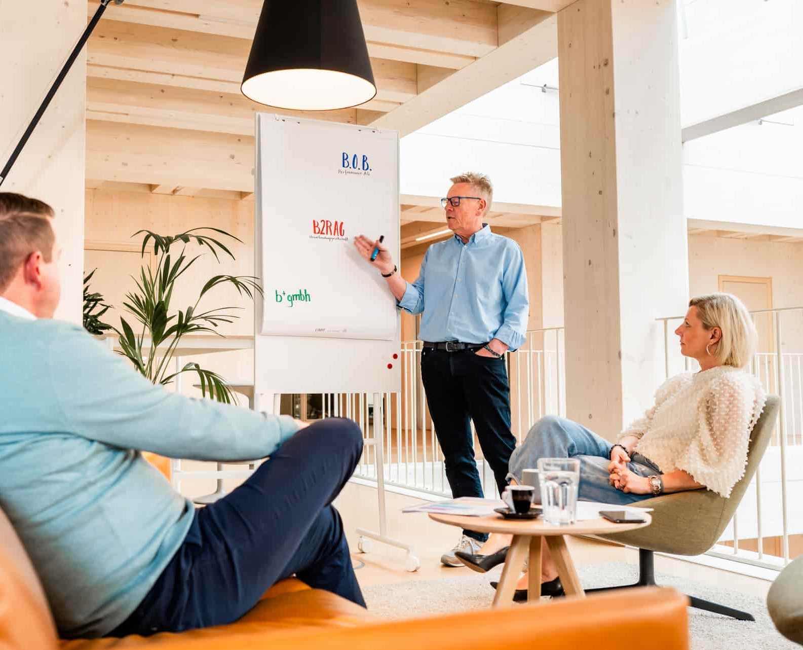 Gabriele Bahner, Udo Blank und Christian Oberle arbeiten gemeinsam an einem Projekt.