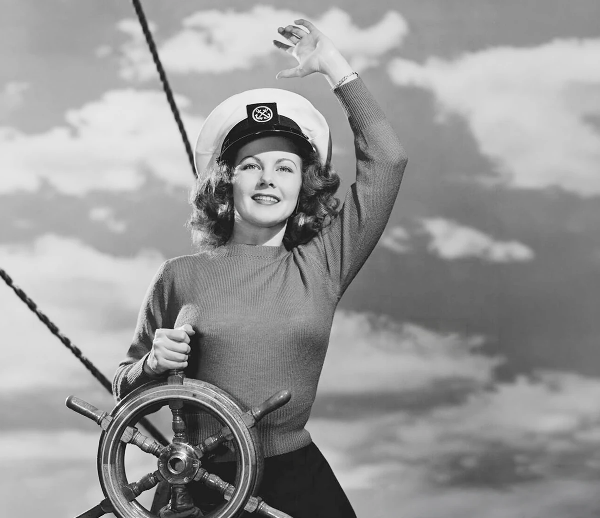 photo vintage d'une femme capitaine au gouvernail de son navire
