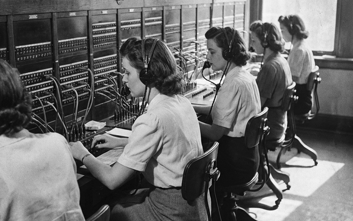Photo vintage femme pensive devant une machine à écrire