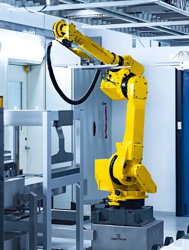 Gul industriel robotarm i moderne fabriksmiljø ved siden af metalramme.