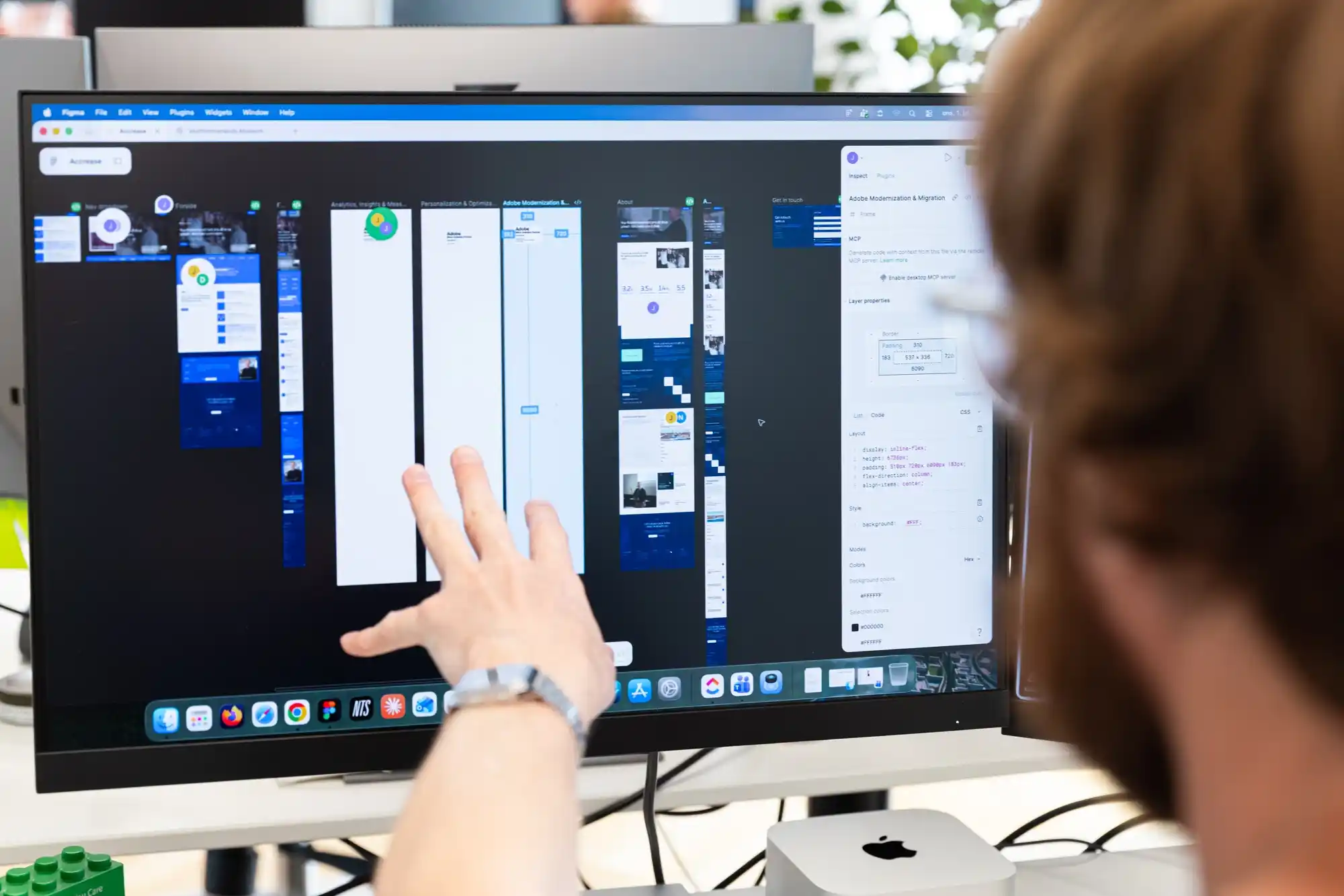 Person peger på en computerskærm med designskitser og kode i et designprogram.