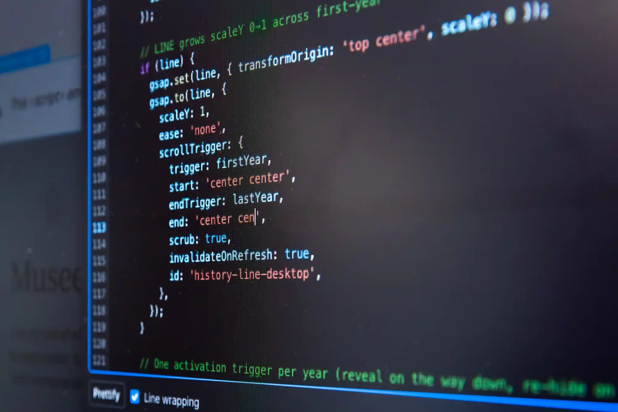 Skærm med programmeringskode i farver, der inkluderer parametre til scrollTrigger og gsap animationer.