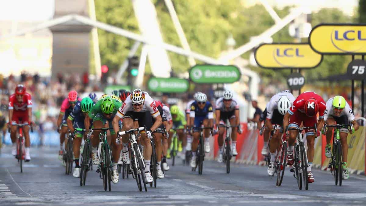 André Greipel wins on the Champs-Élysées