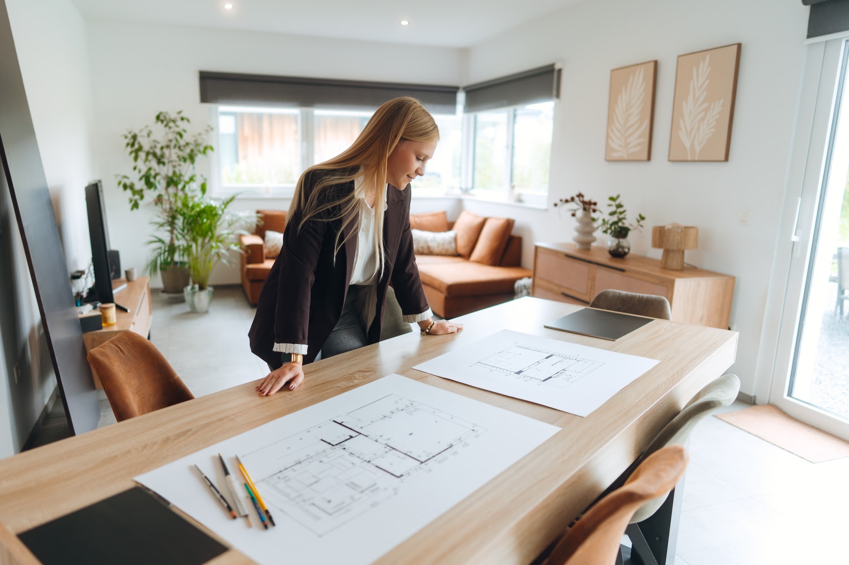 Célia qui regarde des plan de maison