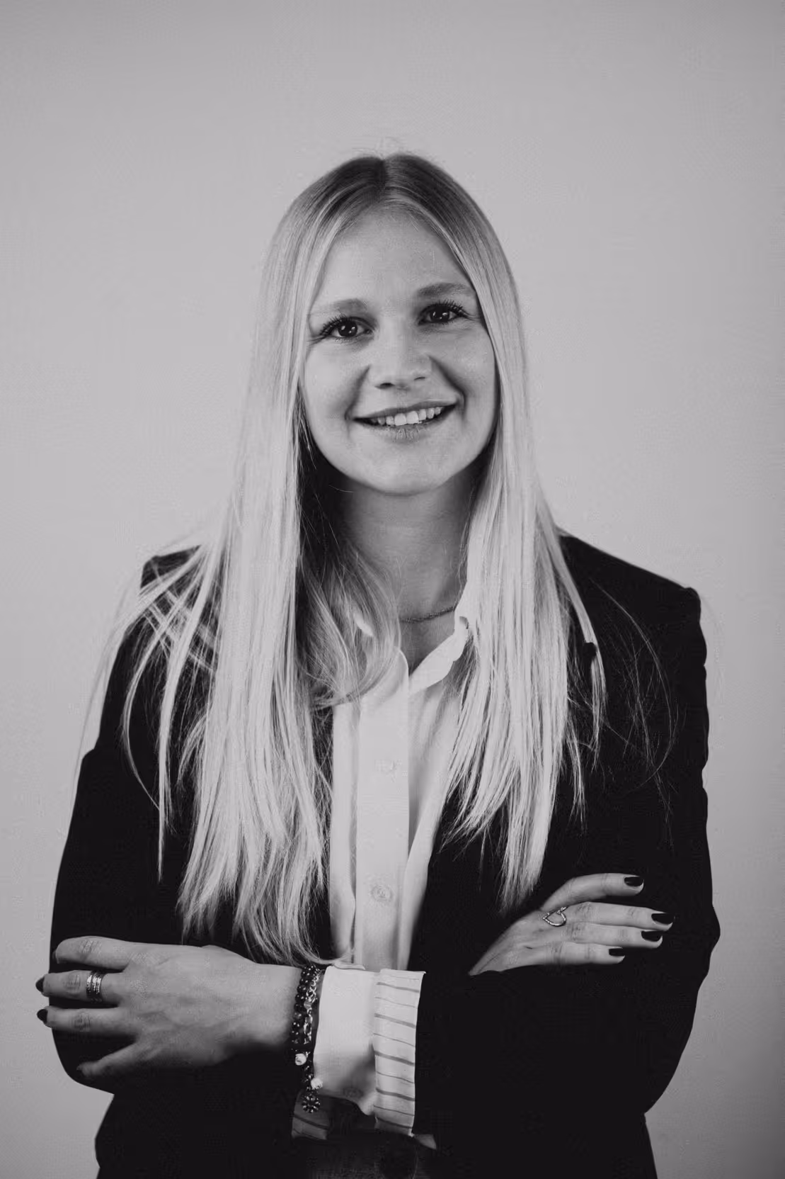 Portrait en noir et blanc celia agent immobilier