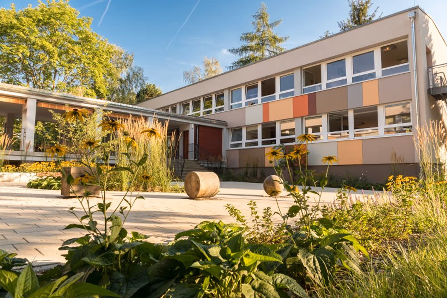 Moderene Gebeude-Ansicht Fröbel Kinderhaus Rosa-Menzer-Straße