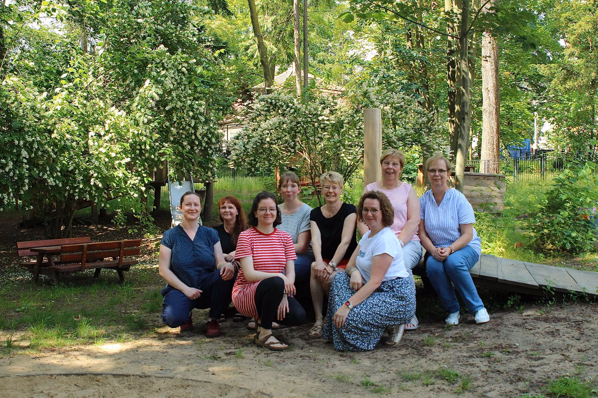 Gruppenfoto des Vorstands von KiK e.V. im Grünen.