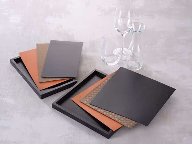 Serviertabletts in verschiedenen Farben und Materialien für eine stilvolle Tischpräsentation.