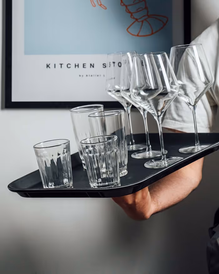 Tablett mit Wein- und Trinkgläsern für Service und Gastronomie.