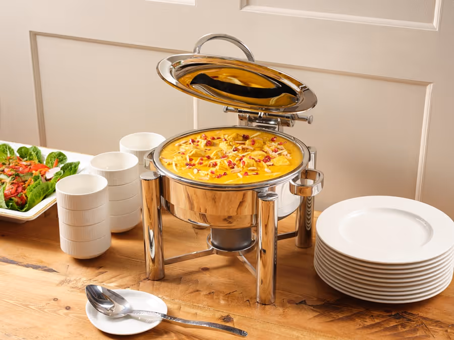 Buffetstation mit Chafing Dish und warmen Speisen für Catering, Hotellerie und Gastronomie.