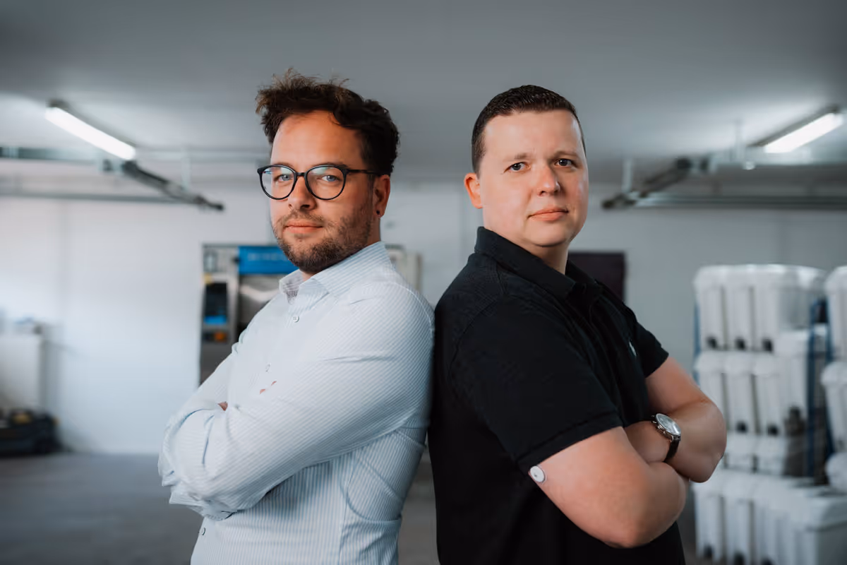 Ein Bild von Jan Niklas Blome und Tobias Prange in ihrer Lagerhalle.
