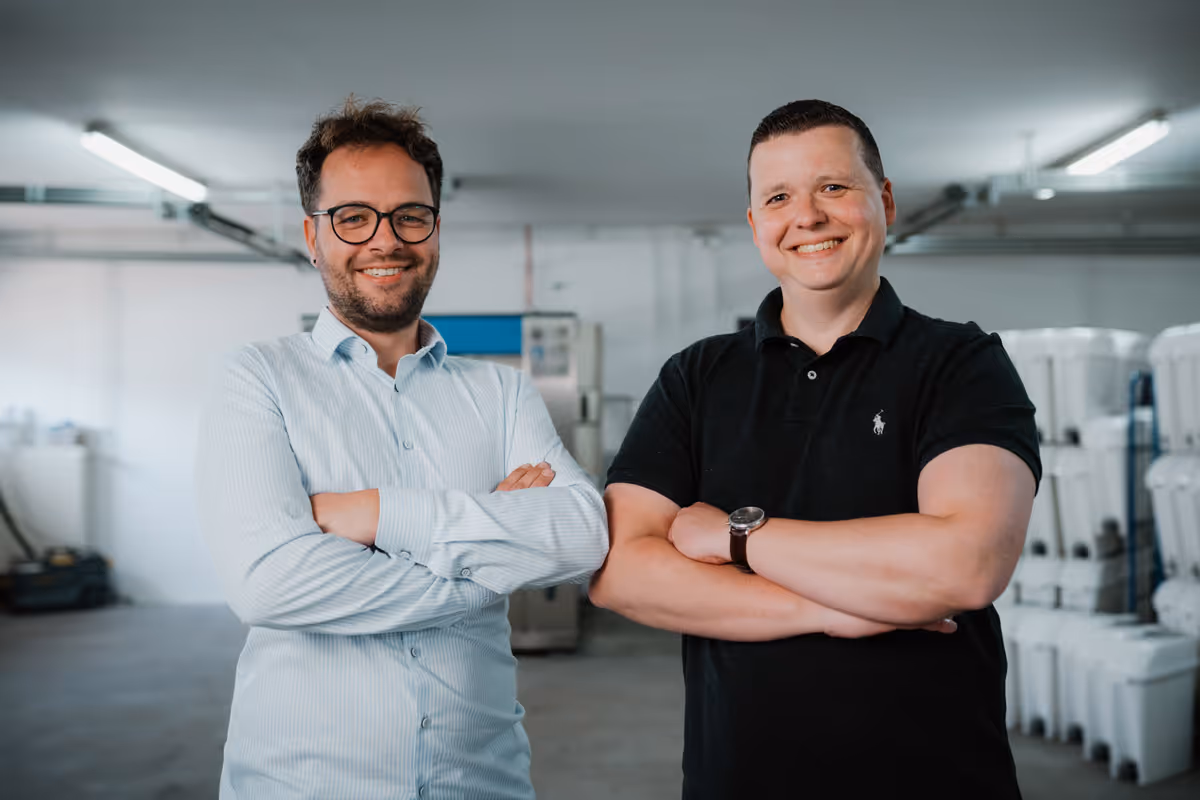Ein Bild von Jan Niklas Blome und Tobias Prange in ihrer Lagerhalle.