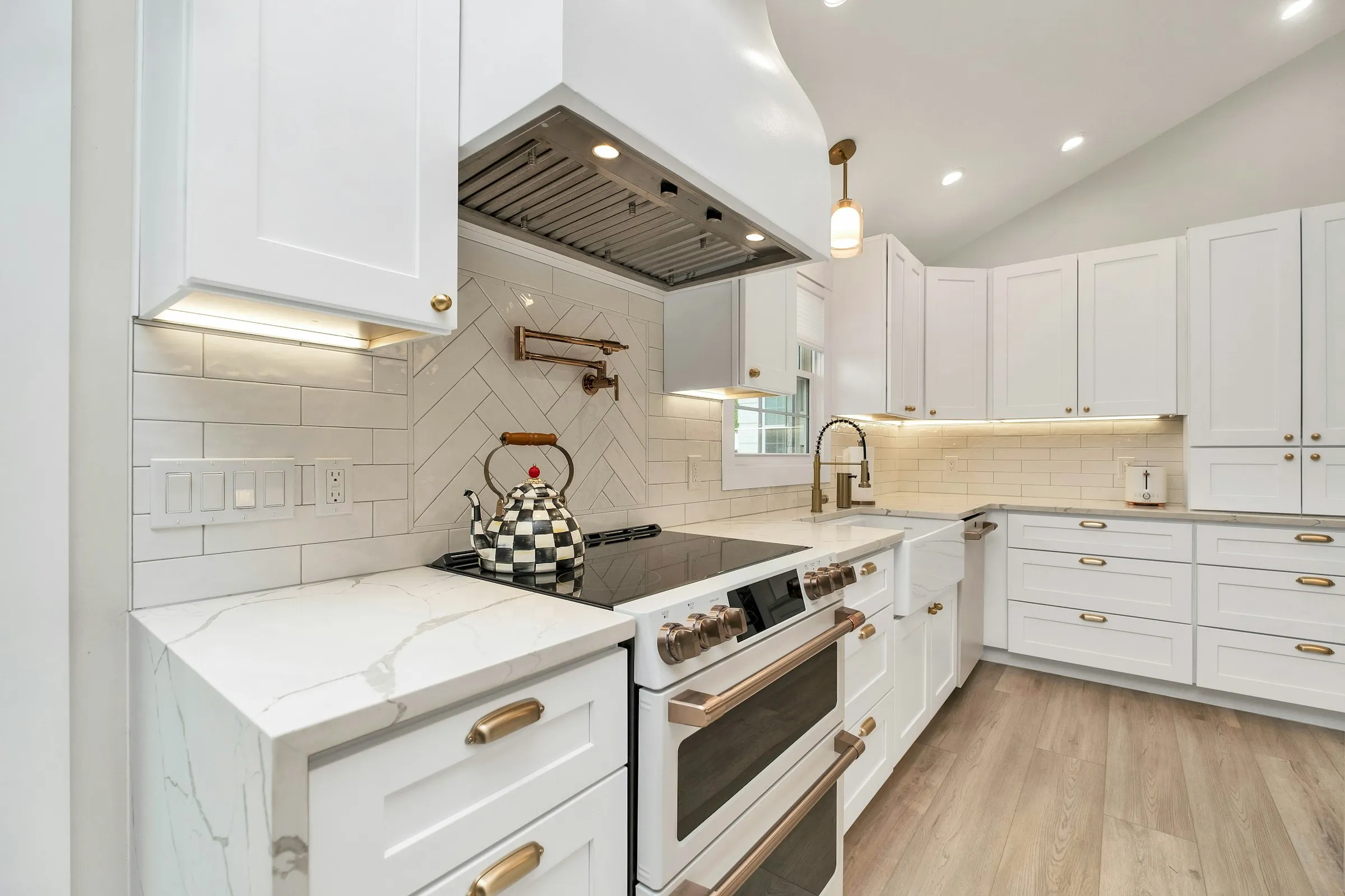 A refreshed kitchen of the kind Kitchen Tune-Up sells