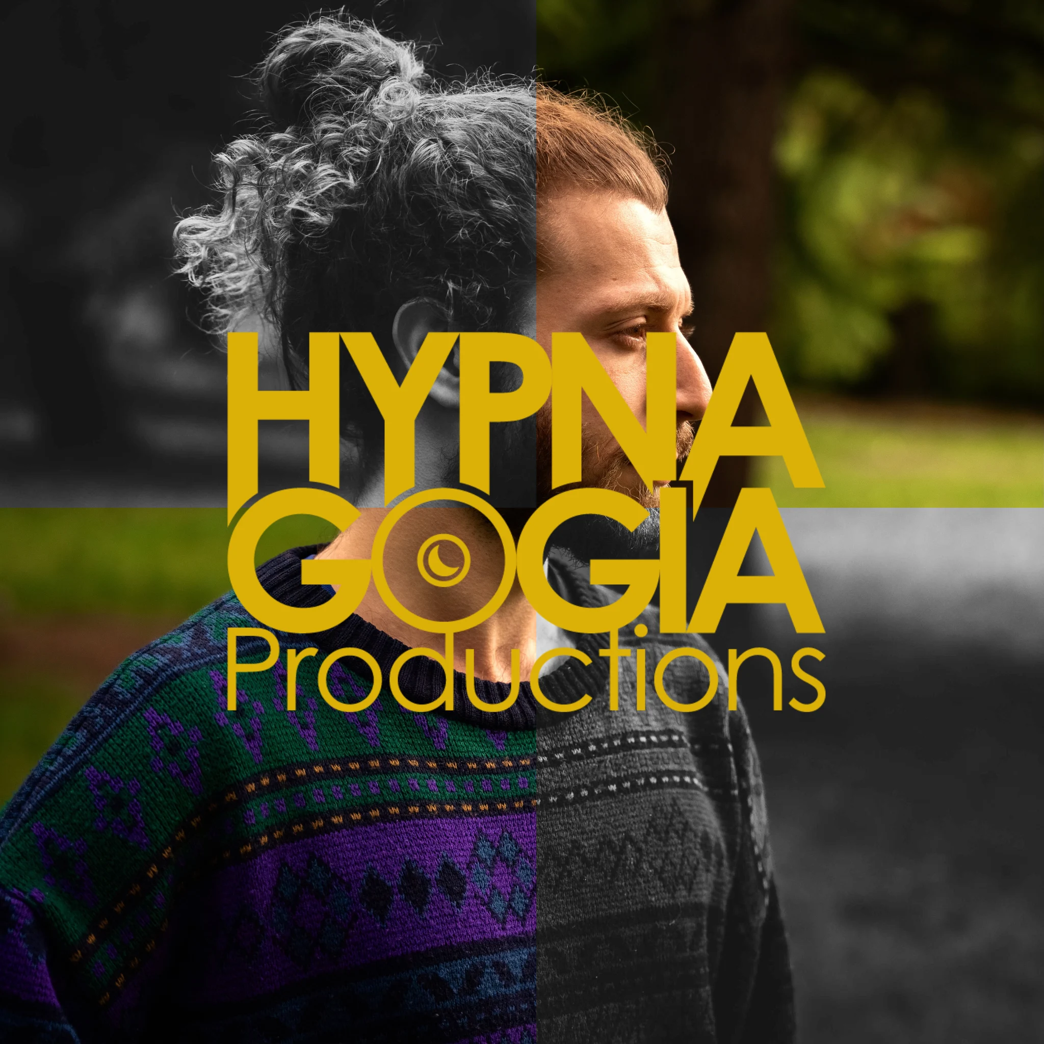 Portrait moitié en couleur moitié en noir et blanc d'un homme portant un pull coloré avec logo Hypnagogia.