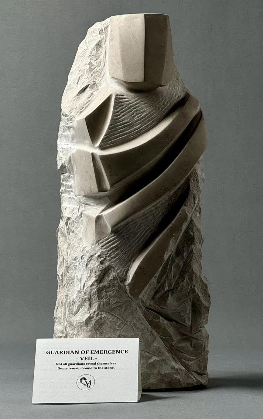 Steinerne abstrakte Skulptur mit einer Karte daneben, Titel: Wächter des Aufstiegs – Schleier.