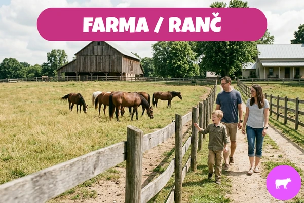 Rodina s dítětem prochází rančem s koňmi za dřevěným plotem pod štítkem FARMA / RANČ.