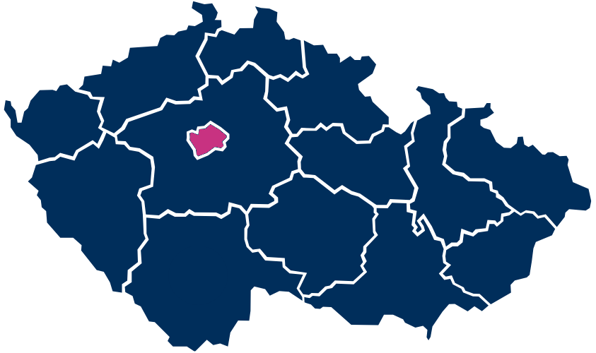 Mapa České republiky s Prahou zvýrazněnou růžově uprostřed modrých krajů.