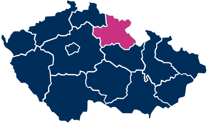 Mapa České republiky s Královéhradeckým krajem zvýrazněným růžovou barvou.