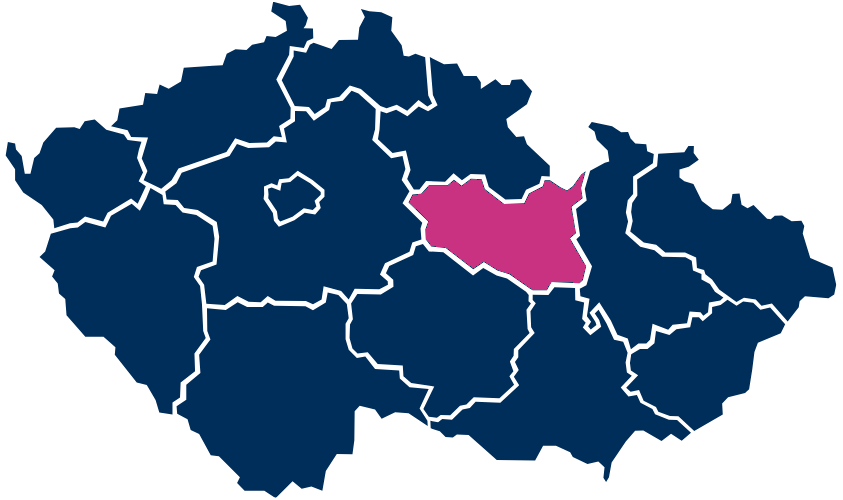 Mapa České republiky s vyznačeným Pardubickým krajem výrazně fialově.