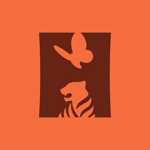 Logo se siluetou tygra a motýla v oranžovém a hnědém barevném schématu.