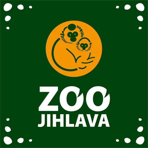 Logo Zoologické zahrady Jihlava se stylizovanými opicemi v oranžovém kruhu a bílým textem na zeleném pozadí.