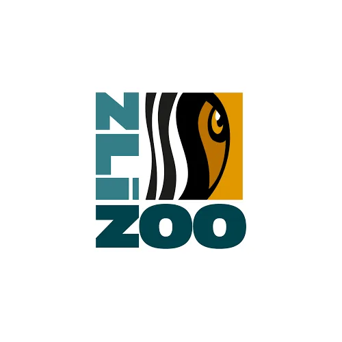 Logo ZOO Zlín s grafickým prvkem oka a pruhy zvířete.