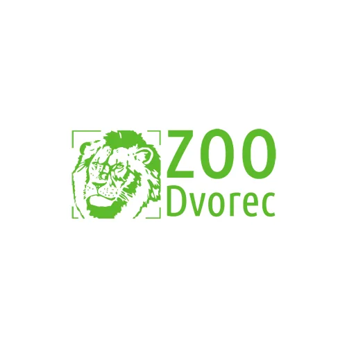 Logo zoo Dvorec se zeleným návrhem hlavy lva vedle textu.