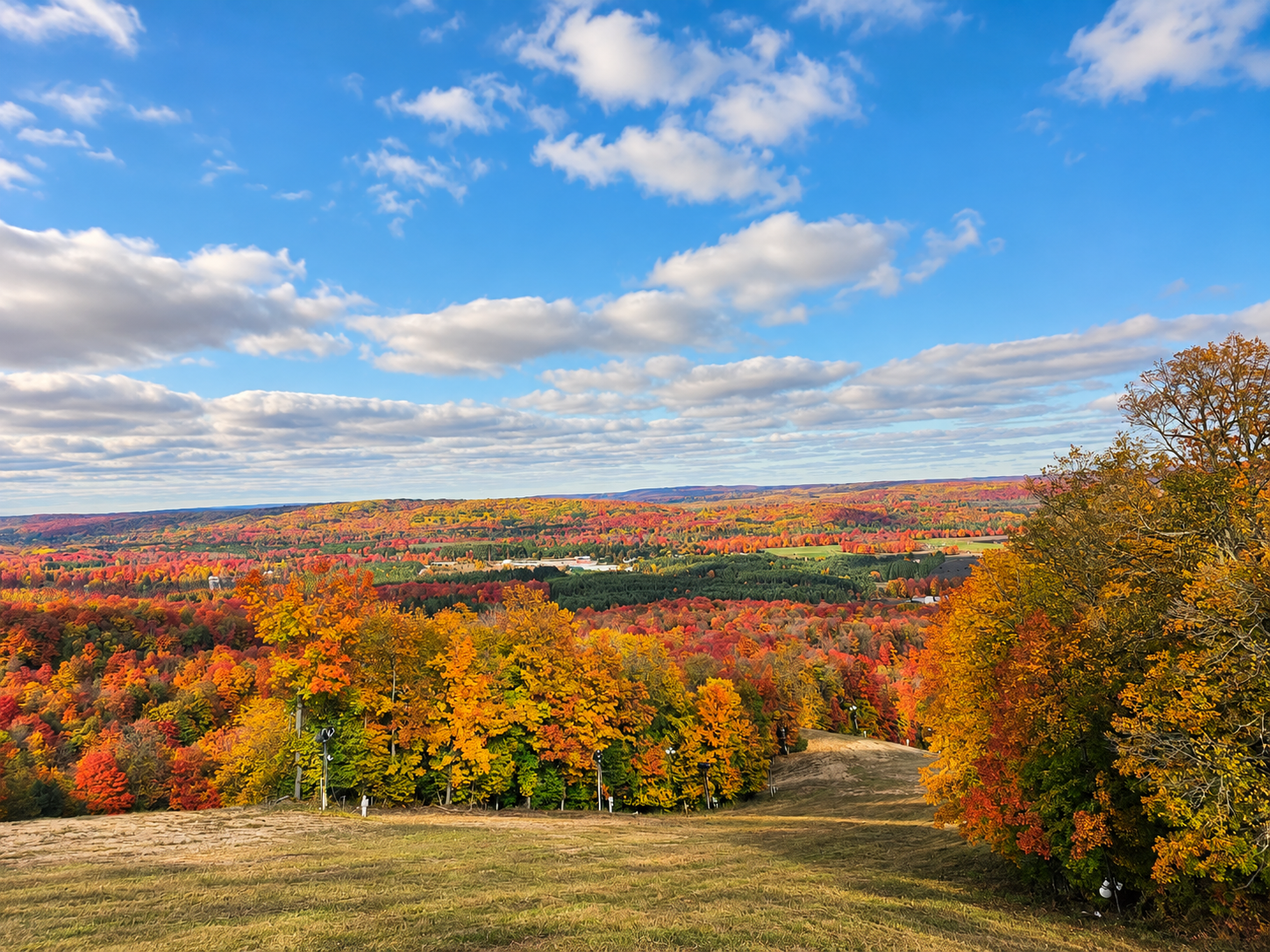 Fall foliage view at Lakeside Heritage Resort on Paradise Lake
