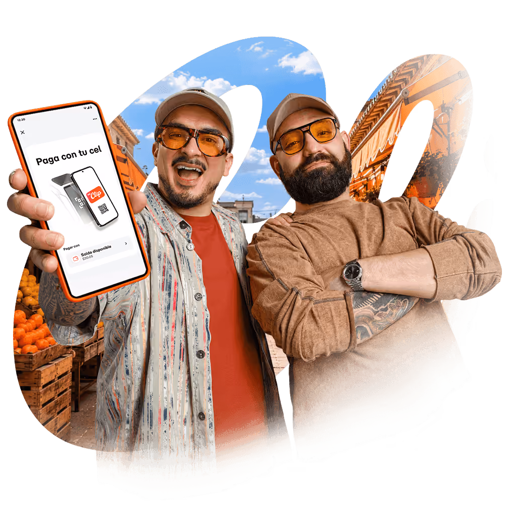 Personas mostrando la App de pagos Mi Clip en un celular