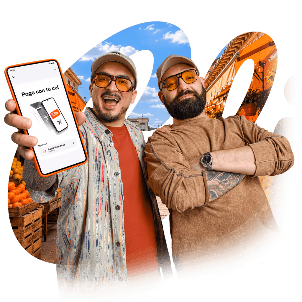 Dos hombres con lentes naranjas posando; uno muestra un celular con la app de mi clip, una wallet digital para hacer pagos desde el teléfono.