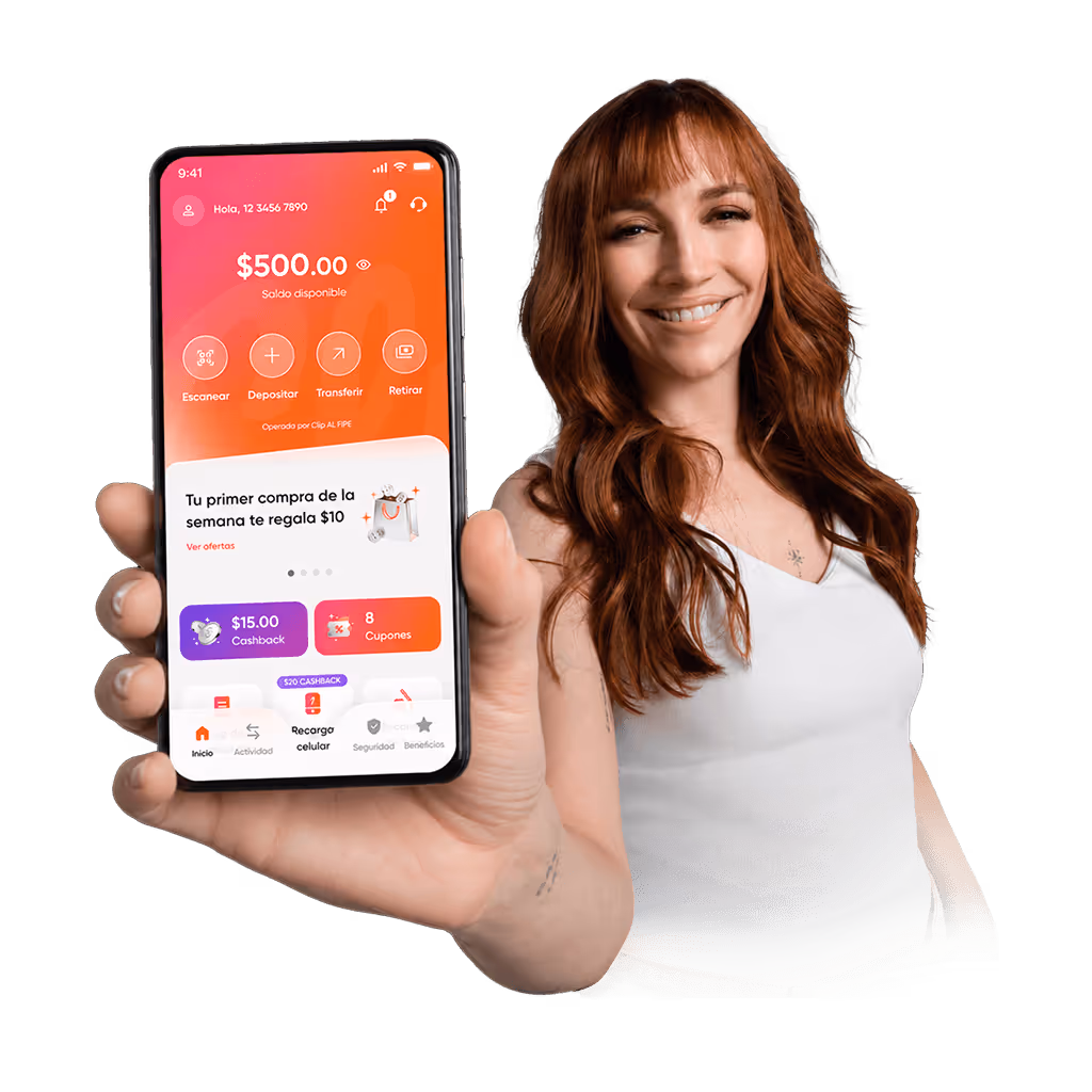 Regina Blandon sonriendo mostrando un celular con saldo disponible de $500.00 en la app de pago, MiClip.