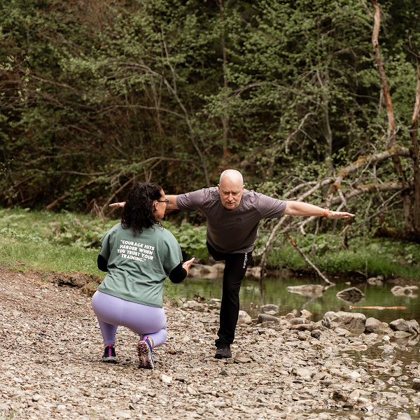 Nadine Wienecke unterrichtet Yoga in Wald mit einem Kunden