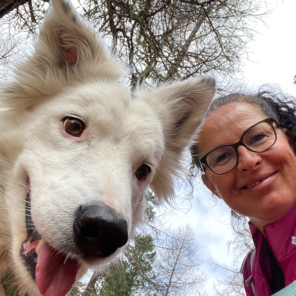 Nadine Wienecke Inhaberin Gesund-Zeit Holistic Health Coaching mit ihrem Hund