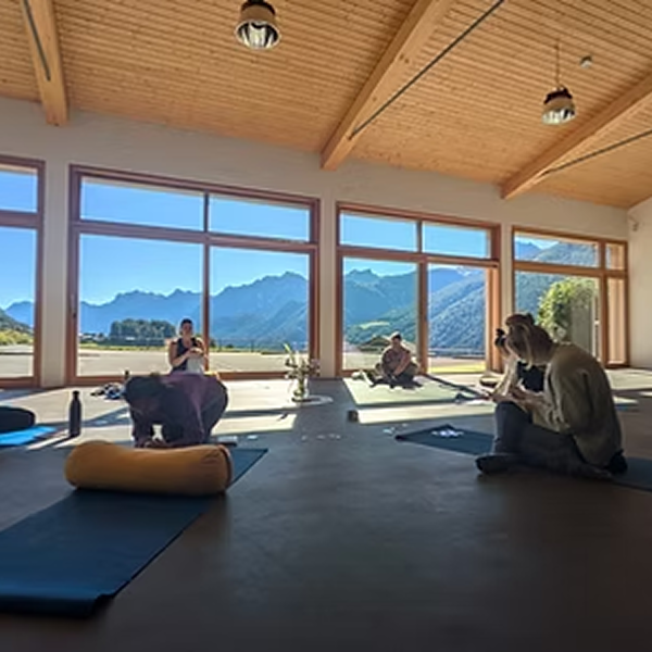 Yoga Raum im Hotel Meisser, Guarda - Engadin, Schweiz