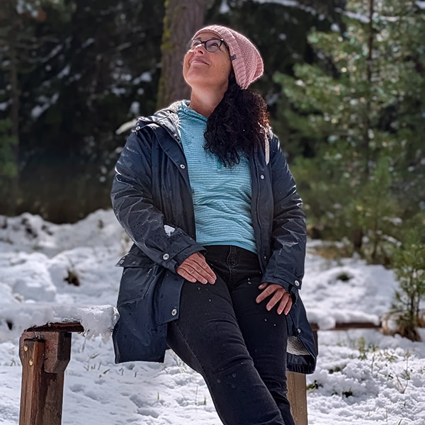 Nadine Wienecke sitzt auf einer Bank mit Schnee 