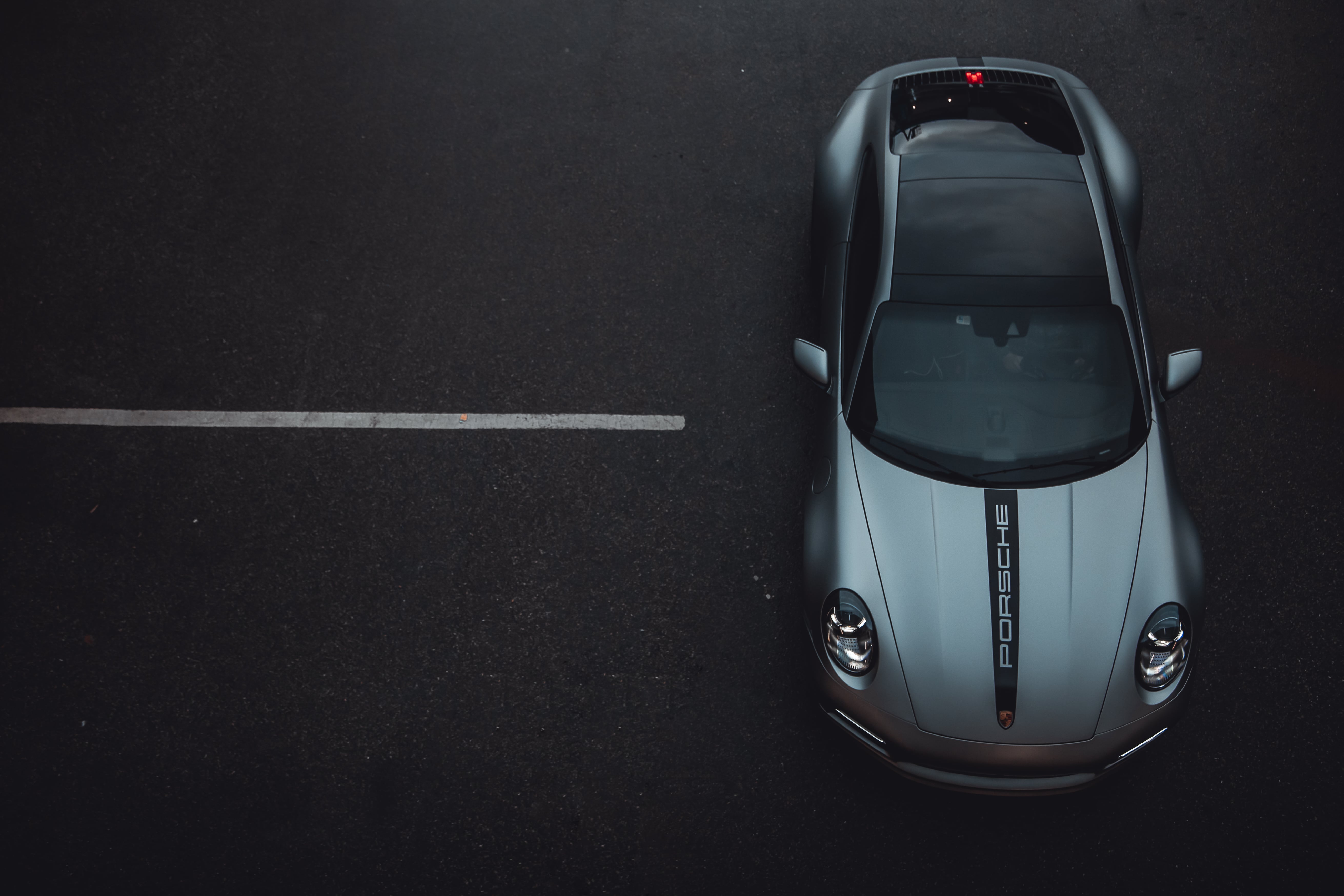 Porsche utenfor Arnold's verksted på Nyborg