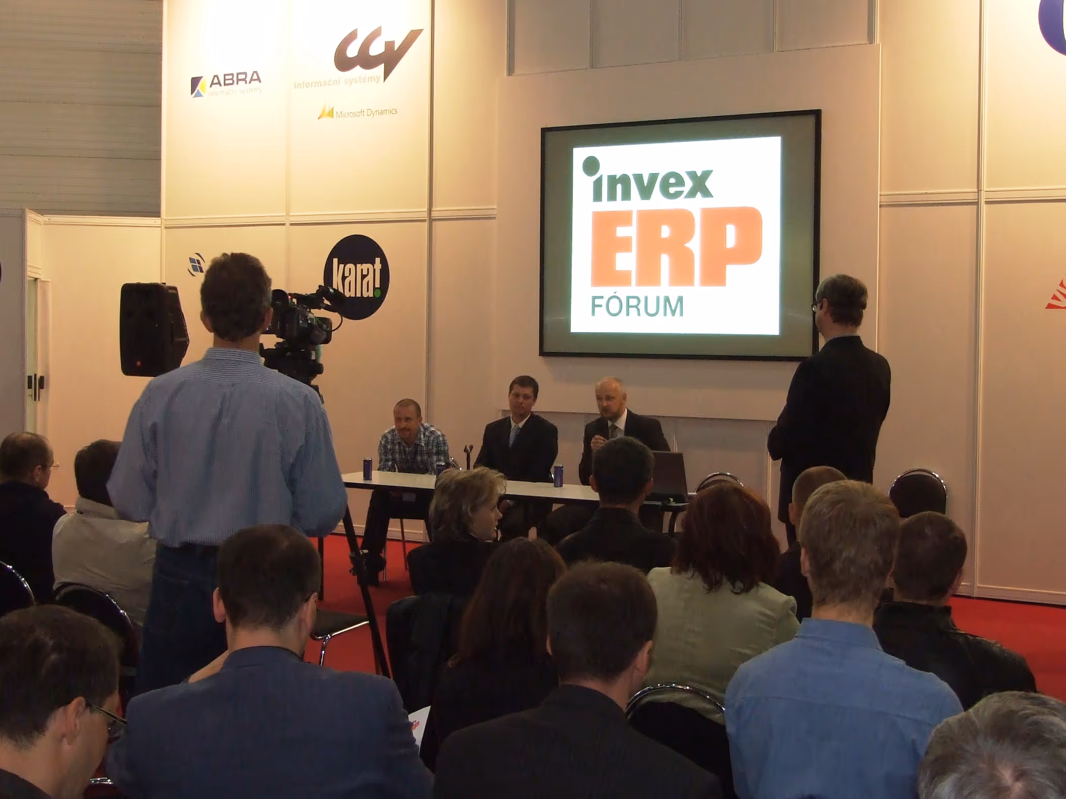 Panelová diskuze na ERP fóru Invex s publikem a kameramanem v přední řadě.