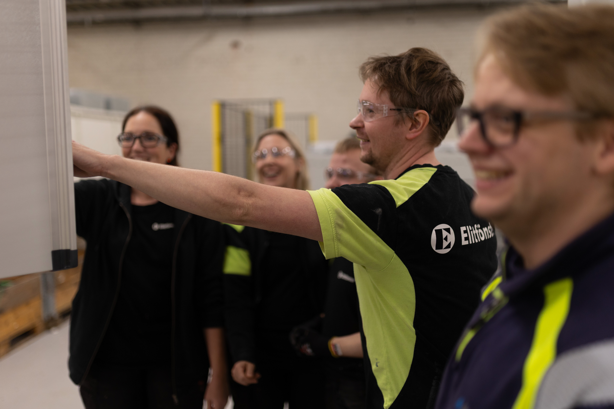 Medarbetare hos Elitfönster samarbetar i produktionen