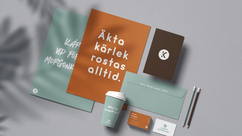 Visuell identitet för ett kafferosteri på trycksaker och kaffemugg.