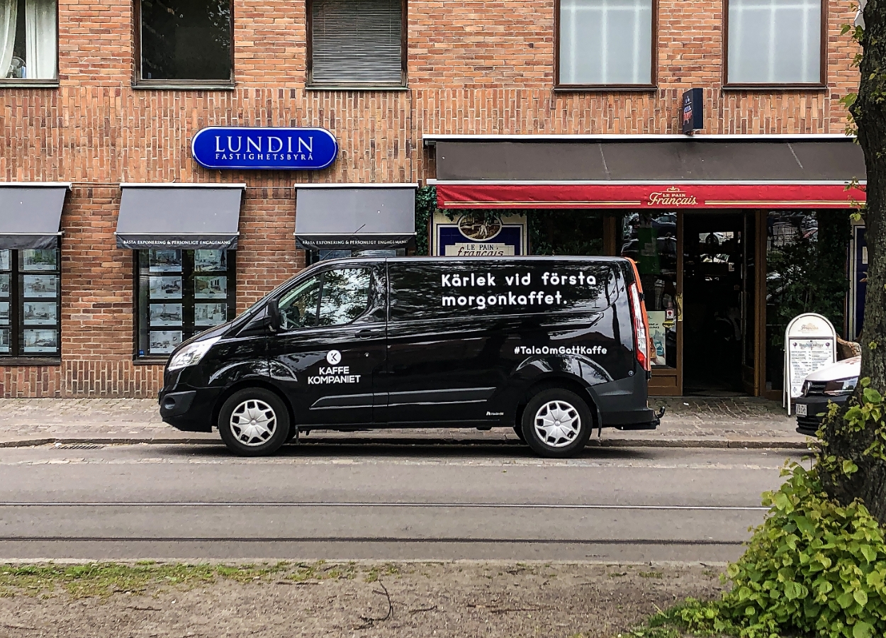 Kaffekompaniets servicebil med budskapet Kärlek vid första morgonkaffet.