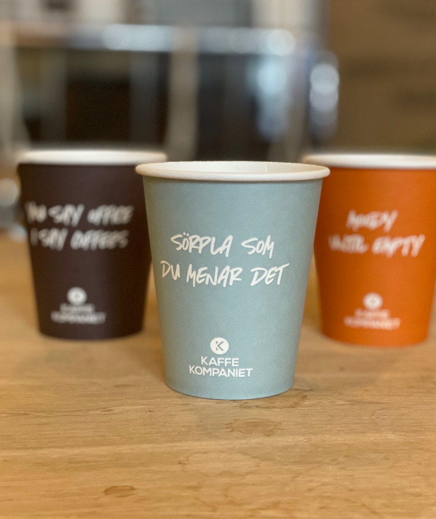 Tre kaffemuggar med Kaffekompaniets budskap.