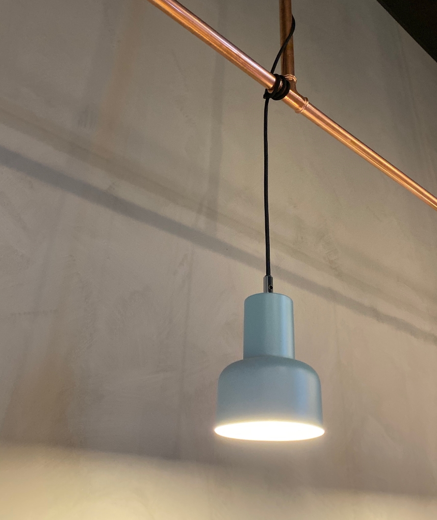 Ljusblå taklampa i Kaffekompaniets lokal.